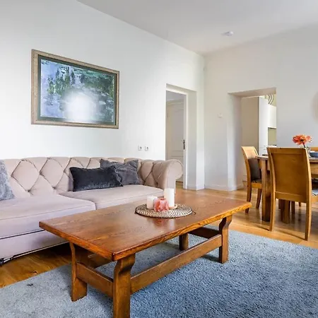 Domillion New Hall Duplex D11c For 12 Ppl